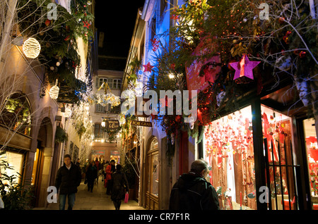 Francia, Bas Rhin, Strasburgo, patrimonio mondiale dell UNESCO, decorazione di Natale in Rue du Chaudron Foto Stock