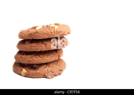 Quattro biscotti con scaglie di cioccolato impilati in una torre, impostata su sfondo bianco Foto Stock