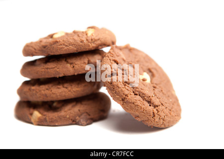 Una torre di quattro biscotti con scaglie di cioccolato, con un unico cookie appoggiata contro di loro Foto Stock