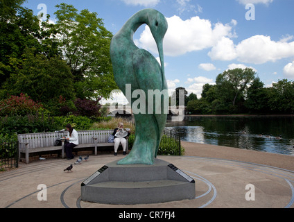 Ibis scultura di Simon gujon accanto a serpentina in Hyde Park, Londra Foto Stock