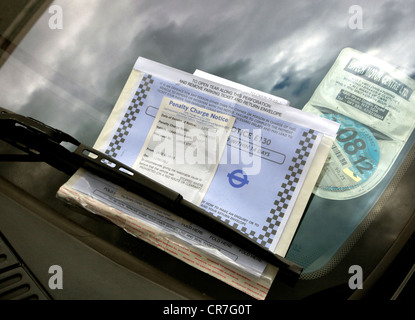 Addebito di penalità avviso su auto a sinistra sul percorso rosso, Londra Foto Stock