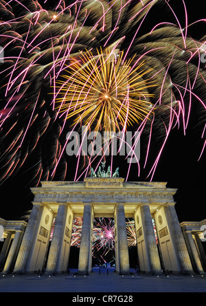 La Porta di Brandeburgo con fuochi d'artificio, Berlino, Germania, Europa, composito Foto Stock