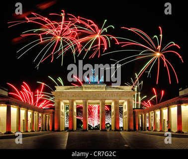 La Porta di Brandeburgo con fuochi d'artificio, Berlino, Germania, Europa, composito Foto Stock