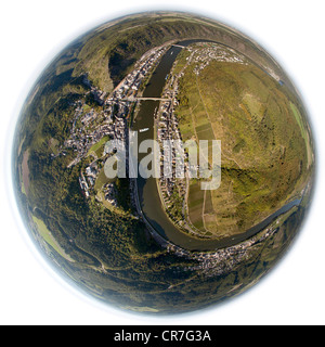 Vista aerea, presa con una lente fisheye, ansa del fiume Moselle vicino a Cochem, catena montuosa Eifel, Renania-Palatinato Foto Stock