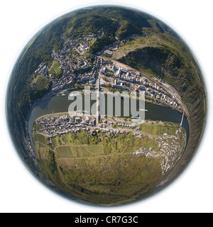 Vista aerea, presa con una lente fisheye, ansa del fiume Moselle vicino a Cochem, catena montuosa Eifel, Renania-Palatinato Foto Stock