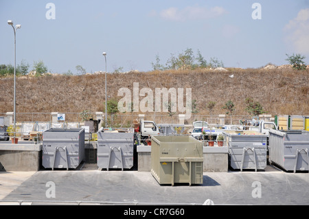 Un servizio civili sito dove diversi materiali riciclabili sono separati e disposti per il riciclaggio. Un servizio civili sito. Foto Stock