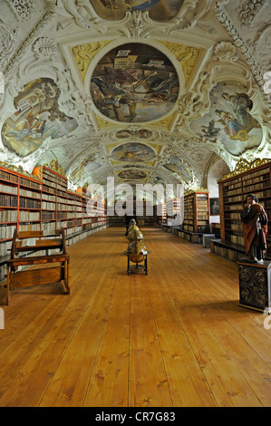 Globi, molto vecchi libri, biblioteca, sala di Teologia, il Monastero di Strahov, il Castello di Praga, Hradcany, Praga, Boemia, Repubblica Ceca Foto Stock