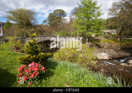 Un antico ponte in pietra nel villaggio di glencoe Highlands della Scozia uk Foto Stock