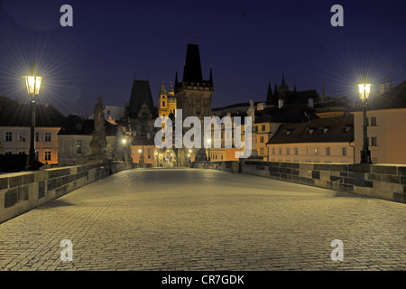 Notte, Charles Bridge, verso Mala Strana, Sito Patrimonio Mondiale dell'UNESCO, Praga, Boemia, Repubblica Ceca, Europa Foto Stock