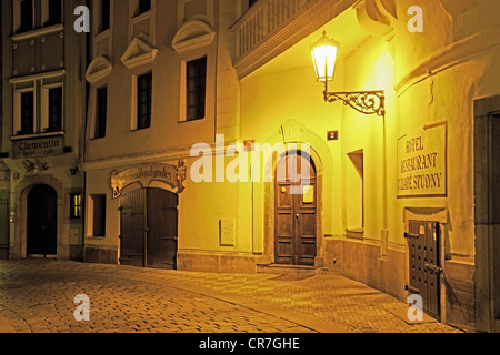Tipico vicolo con lampione stradale storico di notte, la Piazza della Città Vecchia, centro storico di Praga Repubblica Ceca, Europa Foto Stock