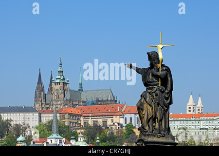 Vista dal ponte di Carlo sulla Cattedrale di San Vito, Sito Patrimonio Mondiale dell'UNESCO, Praga, Boemia, Repubblica Ceca, Repubblica Ceca Foto Stock