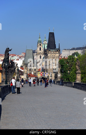 Turisti sul Ponte Carlo, guardando verso la torre del ponte sul quartiere di Mala Strana di Praga, Boemia, Repubblica Ceca, Europa Foto Stock