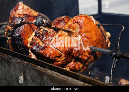 Ceco tipico prosciutto arrosto allo spiedo, Praga, Boemia, Repubblica Ceca, Europa Foto Stock