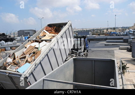 Un servizio civili sito dove diversi materiali riciclabili sono separati e disposti per il riciclaggio. Gestione dei rifiuti la gerarchia. Foto Stock