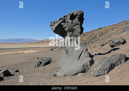 Roccia del fungo, il Parco Nazionale della Valle della Morte, CALIFORNIA, STATI UNITI D'AMERICA Foto Stock