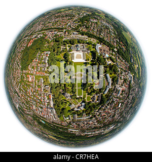 Vista aerea, Vista fisheye, lobby, teatro nel parco, i giardini del centro termale di Bad Oeynhausen, regione Ostwestfalen-Lippe, Westfalia Foto Stock