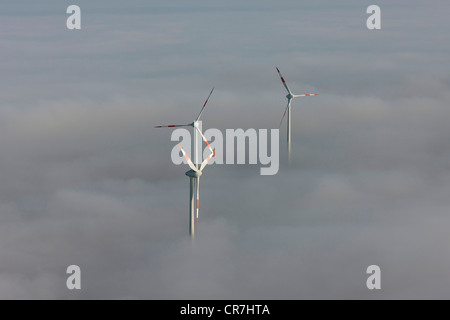Vista aerea, le turbine eoliche fuori dalla copertura nuvolosa, Heldrungen, Turingia, Germania, Europa Foto Stock