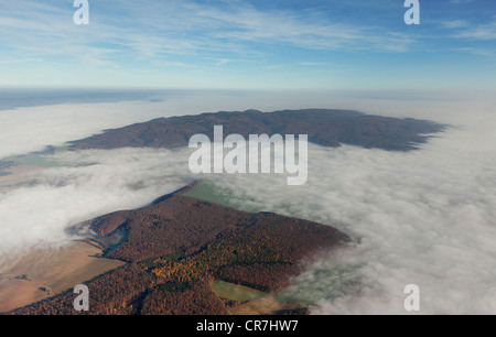 Vista aerea, Kyffhaeuser, Barbarossa o Kaiser-Wilhelm monumento, Bendeleben, copertura nuvolosa, temperatura di inversione, Turingia Foto Stock