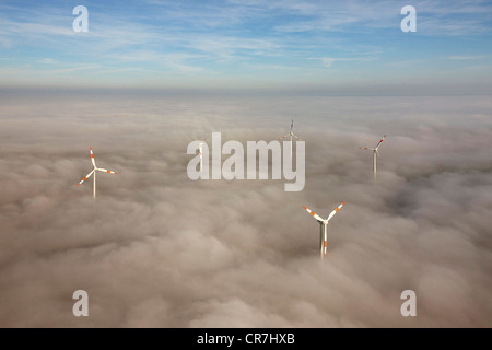 Vista aerea, le turbine eoliche fuori dalla copertura nuvolosa, Kyffhaeuser distretto, Turingia, Germania, Europa Foto Stock