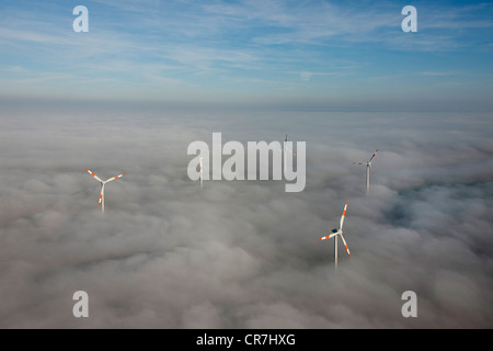 Vista aerea, le turbine eoliche fuori dalla copertura nuvolosa, Kyffhaeuser distretto, Turingia, Germania, Europa Foto Stock