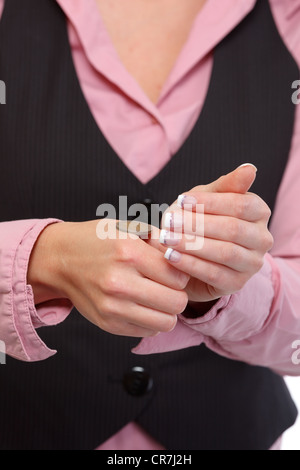 Primo piano sul lato femmina apertura tossing coin risultato Foto Stock