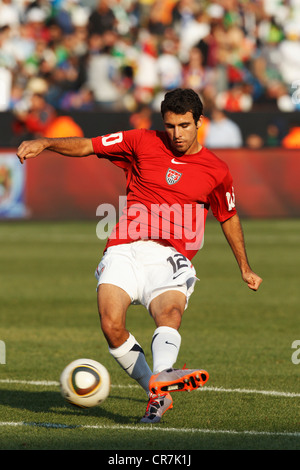 Jonathan Bornstein degli Stati Uniti si riscalda prima di un 2010 Coppa del Mondo FIFA Group C match contro l'Algeria. Foto Stock