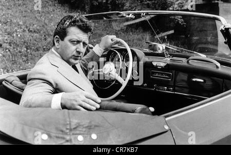 Philip, Gunther, 8.6.1918 - 2.10.2003, attore austriaco, nella sua Mercedes-Benz 190 SL, alla fine della 1950s, Foto Stock