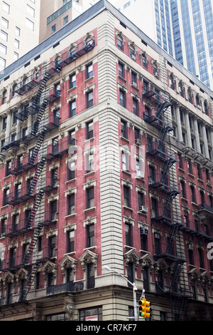 Tipico esterno dell edificio nel centro di Manhattan, New York City con il ferro battuto fire fuoriesce sul lato esterno. Foto Stock