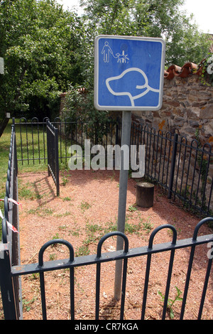 Special dog poo area recintata in un parco nel Sud della Francia Foto Stock