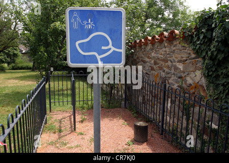 Special dog poo area recintata in un parco nel Sud della Francia Foto Stock