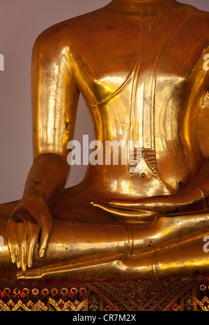 Udienza statua del Buddha da vicino i dettagli. Wat Pho tempio di Bangkok, Tailandia Foto Stock