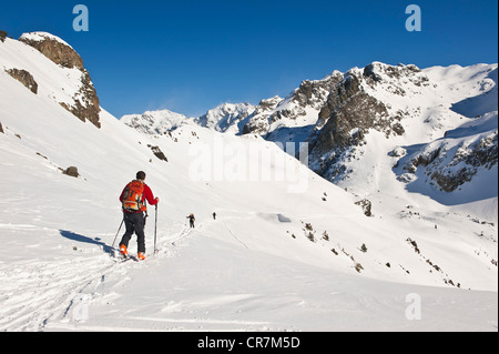 Francia, Isere, Massif de Belledonne, ski hikking vicino a Chamrousse, andando fino al valico di La Botte Foto Stock