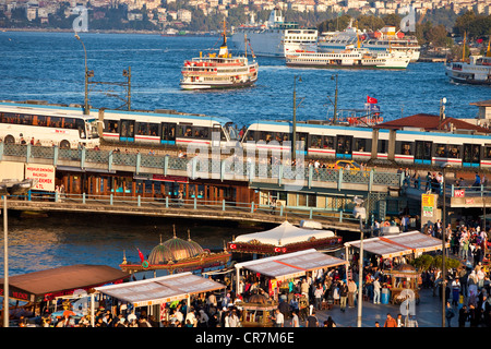 Turchia, Istanbul, quartiere Eminonu, Galata Bridge over the Golden Horn stretto, ristoranti di pesce Foto Stock