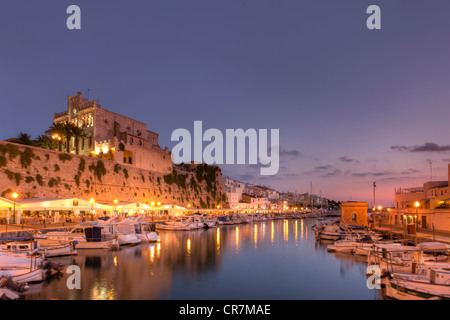 Isole Baleari Spagna, Menorca, Ciutadella, storico Porto Vecchio e il centro della città vecchia Foto Stock