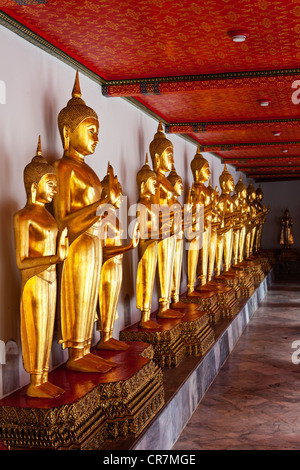 In piedi Golden Statue di Buddha. Wat Pho tempio di Bangkok, Tailandia Foto Stock