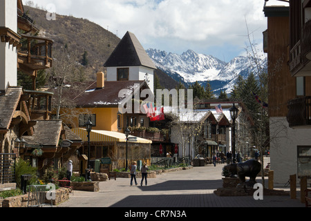 Scena di strada a Vail Colorado guardando verso il Gore gamma Foto Stock