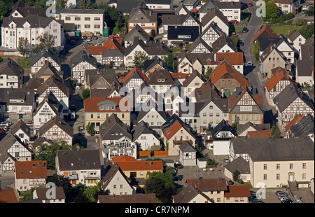 Vista aerea, townscape, semi-case con travi di legno, Balve, regione di Sauerland, Renania settentrionale-Vestfalia, Germania, Europa Foto Stock