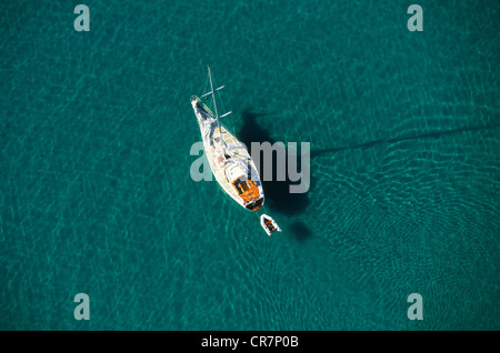 Francia, Bouches du Rhone, La Ciotat, barca a vela al di ancoraggio nel porto di Ceyreste (vista aerea) Foto Stock