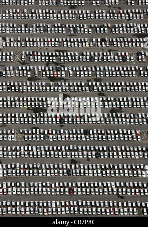 Vista aerea, nuove auto, fabbrica VW parcheggio sito, Volkswagen Plant, Autostadt, Wolfsburg, Bassa Sassonia, Germania, Europa Foto Stock