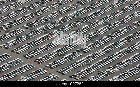 Vista aerea, nuove auto, fabbrica VW parcheggio sito, Volkswagen Plant, Autostadt, Wolfsburg, Bassa Sassonia, Germania, Europa Foto Stock