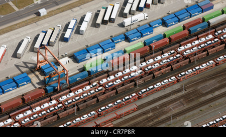 Vista aerea, nuove auto, contenitori e rampa di carico, trasporto di autovetture in treno, Volkswagen Plant, Autostadt, Wolfsburg Foto Stock