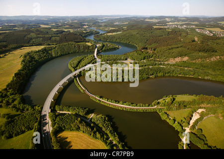 Vista aerea, Bigge serbatoio, Biggetal Dam, expressway, Kreis Olpe distretto, Sauerland, Renania settentrionale-Vestfalia, Germania, Europa Foto Stock