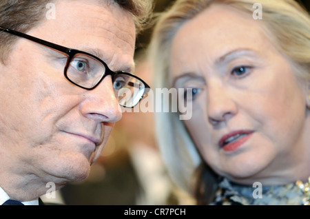 Westerwelle, Guido, 27.12.1961 - 18.3.2016, politico tedesco, (FDP), Ministro federale degli affari esteri dal 2009, ritratto, in conversazione con Hillary Clinton, conferenza sulla sicurezza di Monaco, Monaco di Baviera, Germania, 2.2.2012 - 5.2.2012, Foto Stock