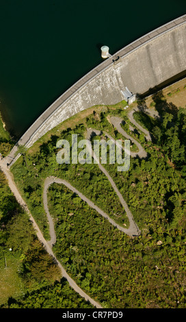 Vista aerea, serpentine sulla diga parete della diga Neyetalsperre, Wipperfuerth, Oberbergischer Kreis district Foto Stock