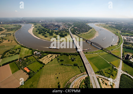 Vista aerea, ansa del fiume Reno, ThyssenKrupp, autostrada A42, Rheinbruecke ponte che conduce a Beeckerwerth, Duisburg Foto Stock