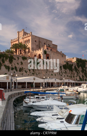 Isole Baleari Spagna, Menorca, Ciutadella, storico Porto Vecchio e il centro della città vecchia Foto Stock