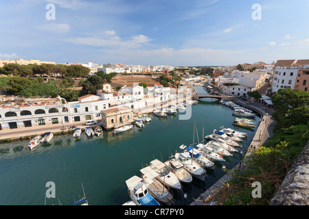 Isole Baleari Spagna, Menorca, Ciutadella, storico Porto Vecchio e il centro della città vecchia Foto Stock