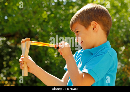 Ragazzo e slingshot Foto Stock