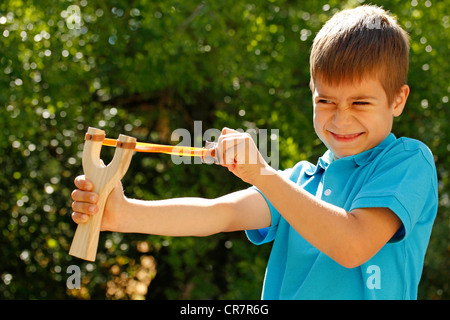 Ragazzo e slingshot Foto Stock