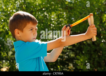 Ragazzo e slingshot Foto Stock